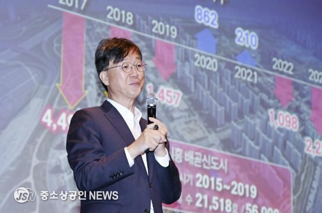 이민근 안산시장이 안산문화예술의전당 해돋이극장에서 열린 ‘2025년 안산시 통장연수’에서 ‘통장들과 함께 만들어 갈 안산시의 미래’를 주제로 강연을 하고 있다.