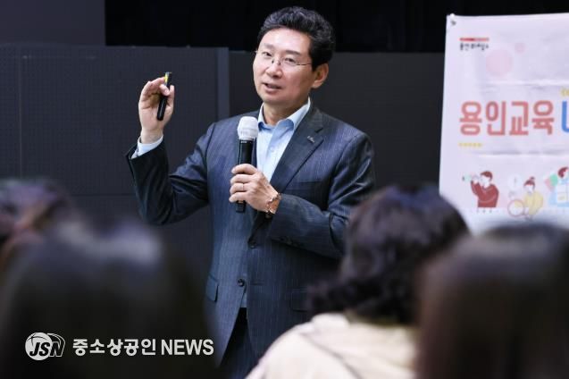 이상일 용인특례시장이 6일 용인미디어센터에서 처인구와 기흥구 지역 중학교 학부모들과 간담회를 갖고 교육환경 현안에 대해 의견을 교환했다.