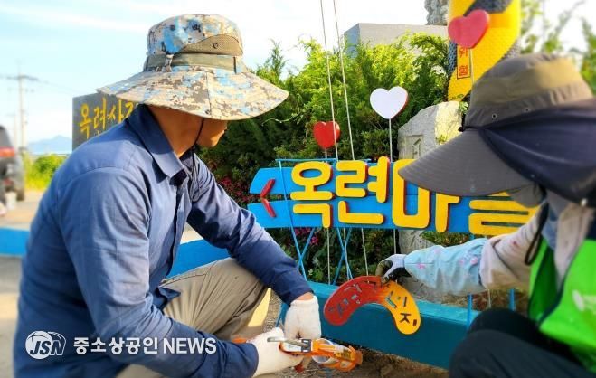 나주시 반남면 옥련마을이 전라남도의 대표 주민자치형 시책인 ‘청정전남 으뜸마을 만들기’ 사업에서 나주시 최초로 3년 연속 우수마을로 선정되는 성과를 거뒀다. 주민들이 폐자재를 활용해 마을 입구에 안내 팻말을 설치하고 있다.(사진 제공-나주시)