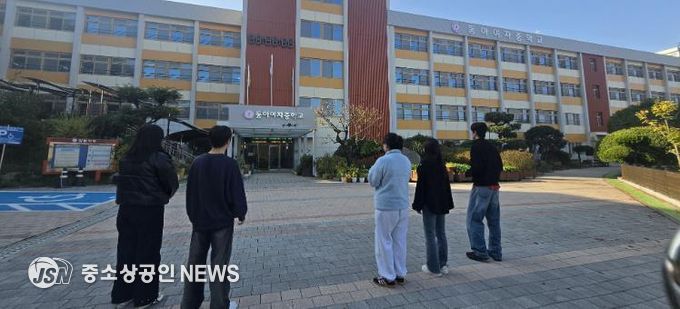 광주시교육청 전남대 교육협력관실이 7일 동아여고에서 전남대 지리학과 함께 진행하는 학교 항공촬영에서 전남대 지리학과 학생들이 드론을 조작하고 있다.