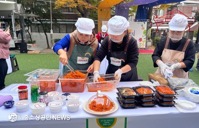 지난 8일 월곡동 다모아어린이공원에서 열린 ‘전국 동포 김치담그기 경연대회_동포들의 김치’ 본선에서 고려인마을 팀이 당근오징어 김치를 만들고 있다.