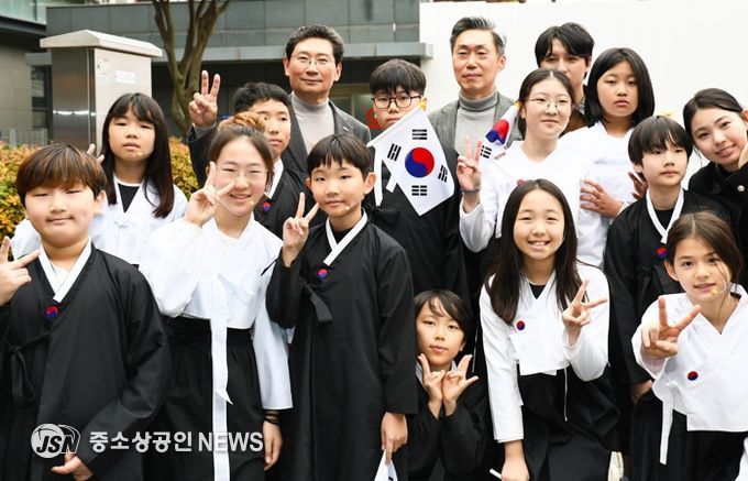 8일 수지구청에서 이상일 시장이 뮤지컬 ’13살 소녀의 이야기‘ 출연자들과 기념 사진을 촬영하고 있다