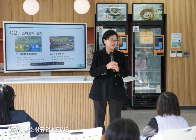 지난 5일 진행된 스마트팜센터 체험 프로그램에서 이순희 강북구청장이 인사말을 하고 있다.