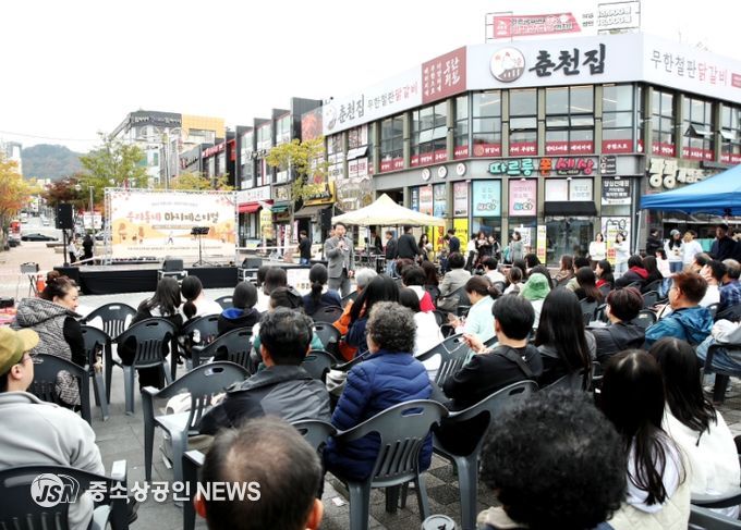 서철모 서구청장이 우리동네 마치페스티벌 행사에서 인사를 전하고 있다