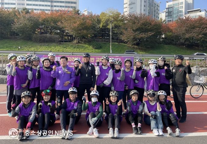 이필형 동대문구청장이 자전거교실 수강생들과 함께 기념촬영을 하고 있다