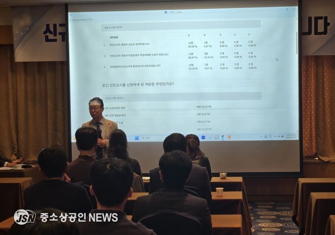 장기중 청계북초 교장이 특강을 진행하고 있다.