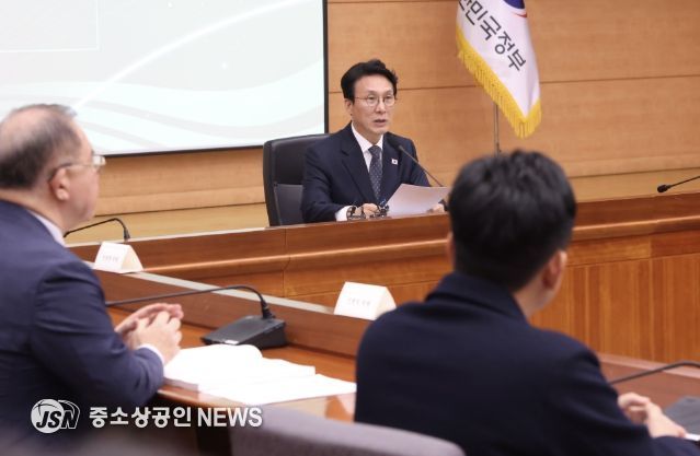 김민석 국무총리가 10일 세종대로 정부서울청사에서 열린 2050 탄소중립녹색성장위원회 제5차 전체회의를 주재하고 있다.