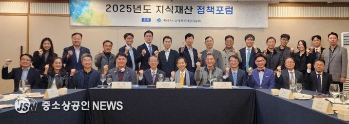 이광형 국가지식재산위원회 위원장(앞줄 왼쪽에서 6번째)이 11.7.(금) 18시 한국프레스센터(서울 중구)에서 개최된 ‘제7차 IP정책포럼’에서 한규현 특허법원장(앞줄 왼쪽에서 5번째), 정연우 지식재산처 특허심사기획국장(앞줄 왼쪽에서 8번째) 등 참석자들과 기념촬영을 하고 있다.