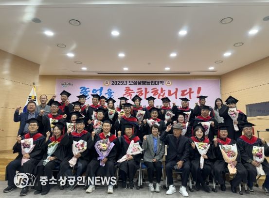 12일 보성군농업기술센터에서 열린 제15기 보성생명농업대학 졸업식 기념사진