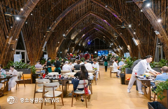 베트남 호이안 'Bamboo House 한국식당 & 뮤직 카페 라운지' 내부 전경