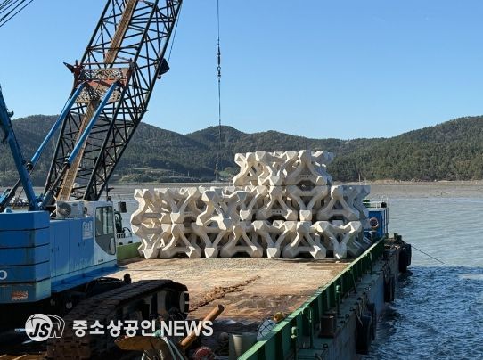 산란·서식장으로 이동하고 있는 인공어초