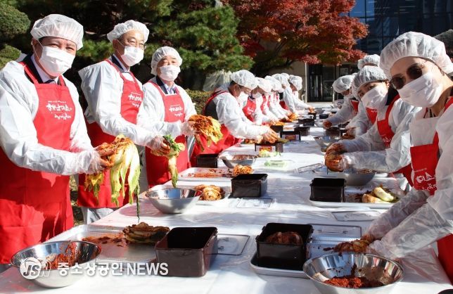 안양시는 전남 해남군과 함께 14일 오전 10시30분 안양시청 앞마당에서 2025년 김장김치 나눔행사를 개최하고 김치 담그기 행사를 진행하고 있다.