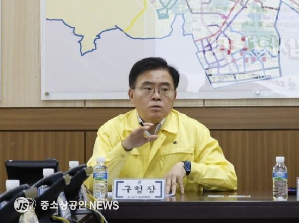 진교훈 서울 강서구청장이 구청에서 ‘제설대책본부 발대식’을 갖고 재난 안전 부서장들과 함께 겨울철 제설대책을 최종 점검하고 있다. 구는 2026년 3월 15일까지 4개월간을 제설대책기간으로 정하고 24시간 비상근무체제에 들어간다.