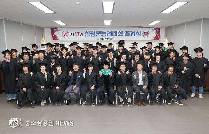 졸업식 단체사진 – 이상익 함평군수 : 가운데 초록색 가운