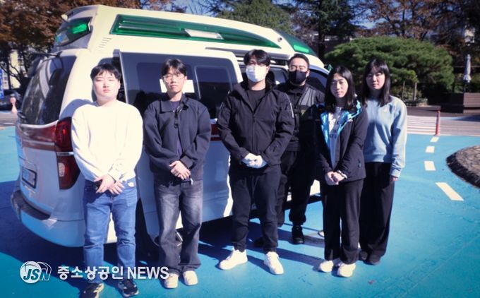 (오른쪽부터)대표 이보람(전남대 법학전문대학원 2학년), 이현지(전남대 미디어학과 4학년), 조정호(응급구조사), 김우현(응급구조사), 지부장 이동규(전남대 사회학과 3학년)와 김민준(전남대 컴퓨터공학과 2학년).