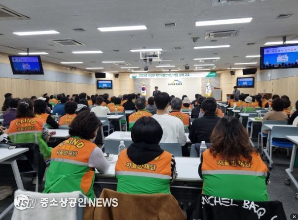 김대권 수성구청장이 지난 14일 구청 대강당에서 진행한 자율방재단 역량 강화 교육에 참석해 자율방재단 활동의 중요성을 강조하고 참석자들을 격려했다.