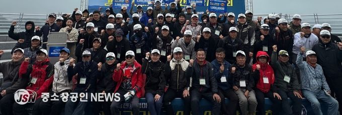 강진 피싱마스터스대회 참가자들이 대회가 끝난 뒤 한 자리에 모여 파이팅을 외치고 있다.