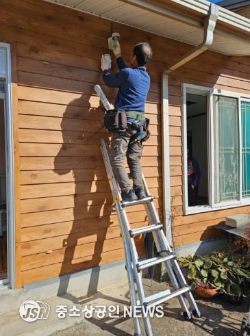 희망복지서비스로 주민 가구에서 전기안전점검을 하고 있는 모습