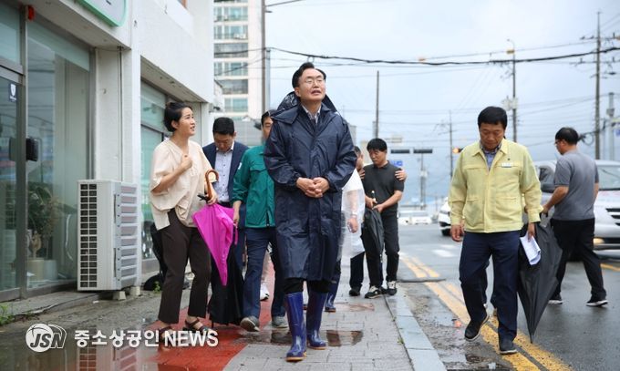 나주시가 7월 집중호우 피해를 입은 시민 부담을 덜기 위해 상하수도 요금 감면을 시행한다. 사진은 윤병태 시장이 금천면 일대 상습 침수 구역 점검에 나선 모습.