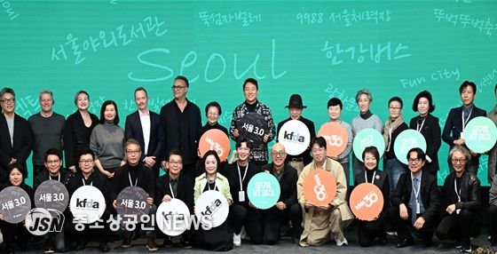 오세훈 서울시장이 17일(월) DDP에서 열린 'WHY2025 글로벌 디자인 포럼'에서 주요 참석자들과 기념촬영하고 있다.