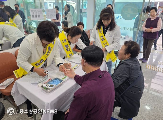 강진군보건소가 지난 13일 마량면에서 생생건강데이 행사를 가졌다.