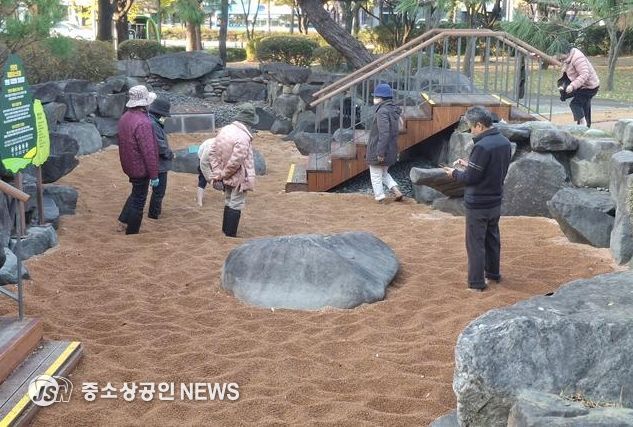 수성못 솔숲광장 내 ‘맨발 걷기 힐링장’