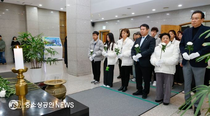 이정선 광주시교육감이 19일 광주학생독립운동기념관에서 광주를 방문한 중앙아시아 거주 독립운동가 후손들과 함께 헌화와 참배를 진행하고 있다. / 광주시교육청 제공