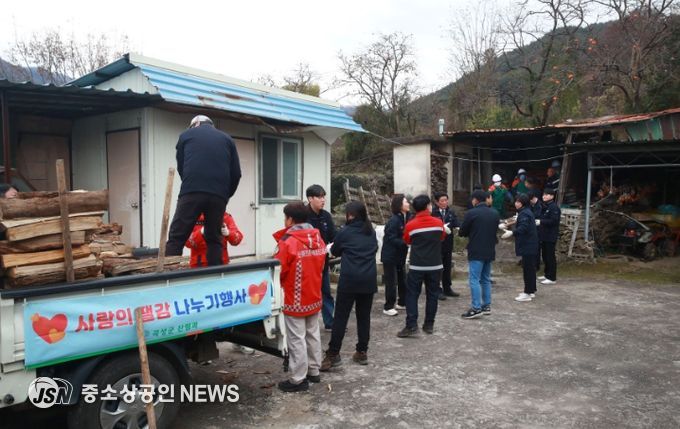 곡성군 관계자들이 취약계층 가구에 방문하여 땔감을 전하고 있다.