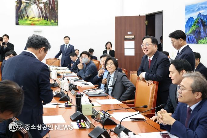 예결특위 소위 회의실을 방문한 이장우 대전시장