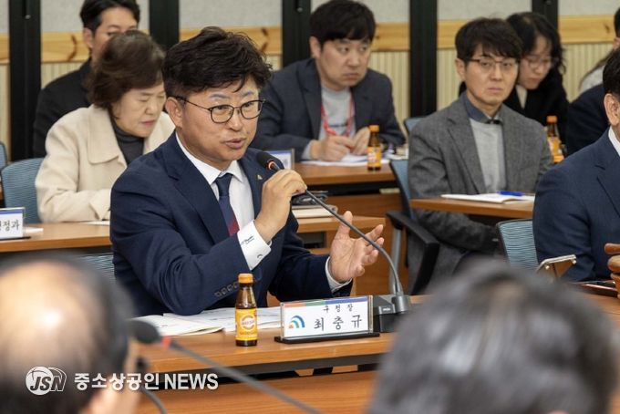 최충규 대덕구청장이 21일 구청 대회의실에서 열린 ‘공약사업주민평가단 회의’에 참석해 인사말을 전하고 있다.