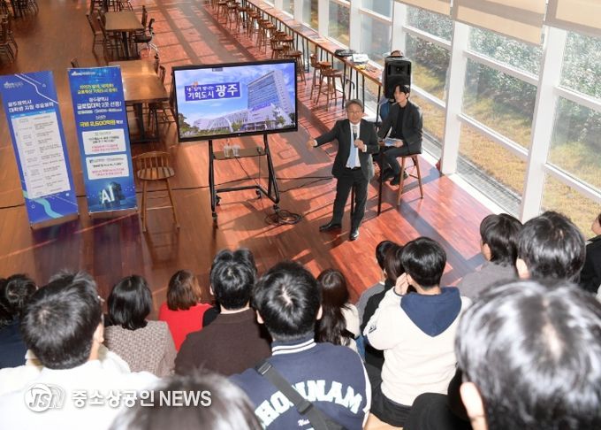 강기정 광주광역시장이 21일 시청 1층 시민홀에서 '행정현장 탐방 및 멘토링 프로그램'에 참여한 전남대학교 행정학과 학생 40명과 만나 '행정현장에서 배우는 공직자의 역할과 현장소통의 중요성'을 주제로 소통하고 있다. /광주광역시 제공