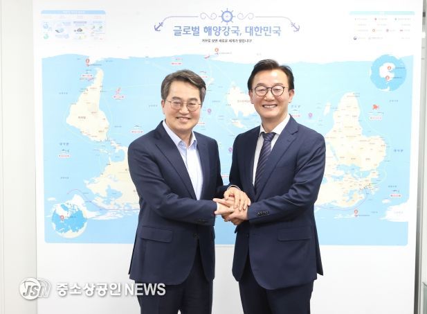 21일 오후 김동연 경기도지사와 전재수 해양수산부 장관이 기념촬영을 하고있다.