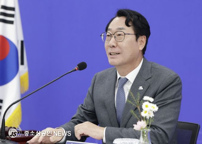 정명근 화성특례시장이 대한민국특례시시장협의회장 자격으로 회의를 주재하고 있다