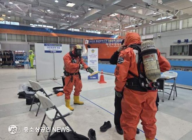 해양경찰청(청장 김용진)은 20일부터 2일간 여수 해양경찰교육원 일원에서 해상화학사고 현장 대응요원의 전문성과 대응역량을 강화하기 위해 해상화학사고 대응능력 경진대회를 개최하였다.(개인보호구 착용 평가 모습)
