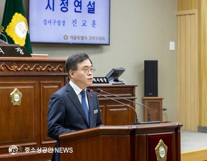 진교훈 강서구청장이 17일 강서구의회에서 열린 제315회 정례회에서 2026년도 예산안 제출에 따른 시정연설을 하고 있다.