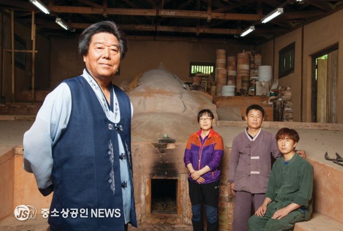 전라남도 무형문화유산 청자장 이용희 선생.