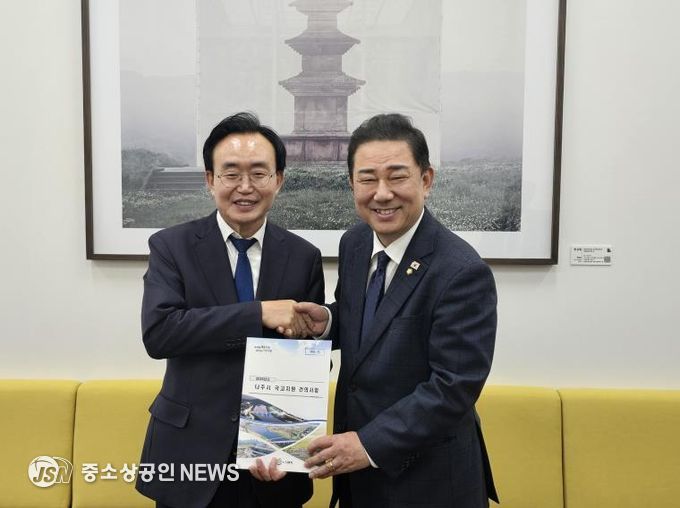 윤병태 나주시장(왼쪽)이 지난 24일 김병기 더불어민주당 원내대표(오른쪽)와 면담을 갖고 2026년 국고 지원 사업 설명하고 지원을 요청했다.