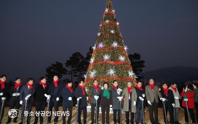 박희조 동구청장과 내빈들이 구청 잔디광장에서 성탄트리 점등식에 참여하고 있다