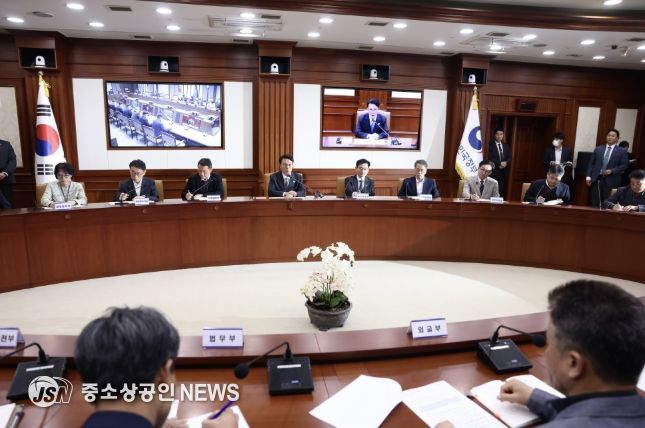 김민석 국무총리가 24일 세종대로 정부서울청사에서 열린 헌법존중 정부혁신 TF 간담회를 주재하고 있다.