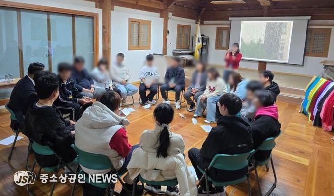 「2025년 청소년 디지털 디톡스 캠프」에 참가한 청소년과 가족들이 가족심리극 '통하는우리집' 프로그램에 참여하고 있다