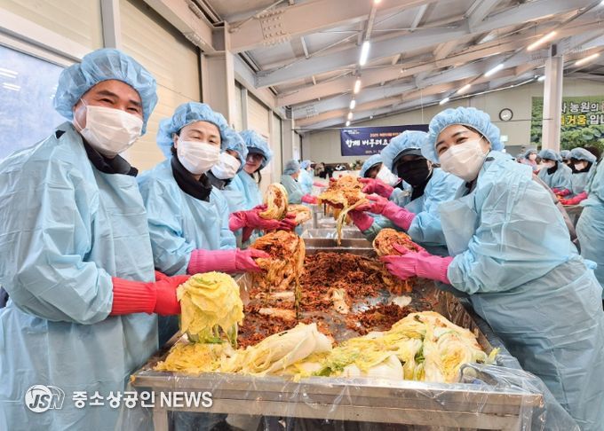 유진선 의장이 북한이탈주민과 함께하는 사랑의 김장나눔 행사에 참여하고 있다.