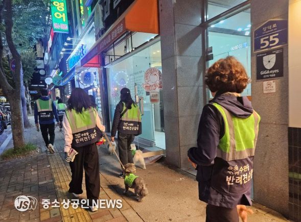 지난 24일 수완동 반려견순찰대가 수완호수공원 일대 및 인근 주택가에서 치안 불안 요소와 안전 취약 지역을 점검했다.