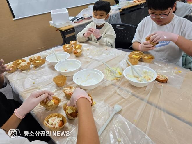 곡성군 관내 아이들이 드림스타트 요리교실에 참여하고 있는 모습