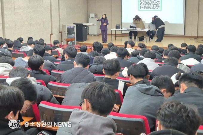 광주학생교육문화회관이 지난 20일 광덕고등학교 강당에서 진행한 이미지 메이킹 강의에서 광덕고등학교 3학년 학생들이 직접 메이크업과 헤어스타일을 시연해보고 있다.