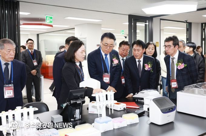 개소식에서 구복규 화순군수가 기술협력센터 홍보부스를 둘러보고 있다.