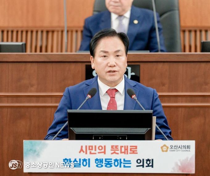 이권재 오산시장이 제298회 제2차 정례회 제1차 본회의에서 시정설명 하는 모습