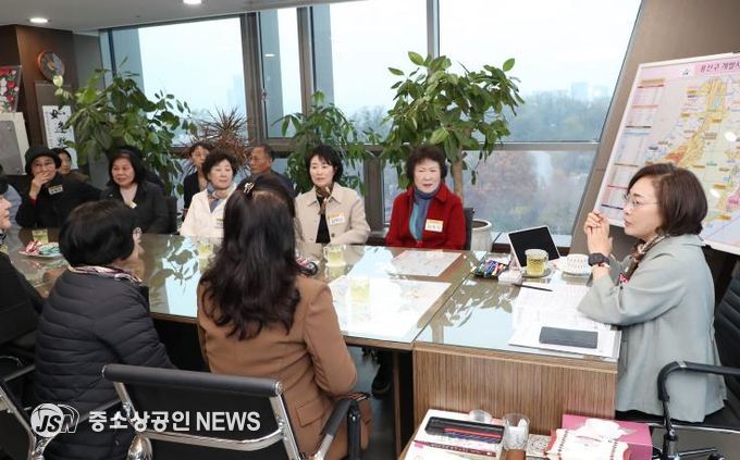 박희영 서울 용산구청장(오른쪽)이 동별 자원봉사캠프장들과 차담회를 갖고 지역의 자원봉사 활성화 방안을 논의하고 있다.