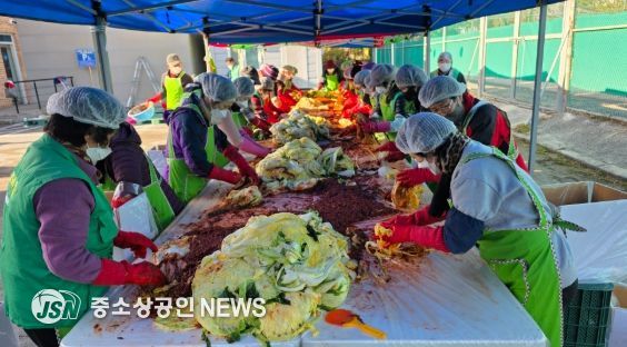 곡성군 새마을회와, 새마을 부녀회에서 관내 취약계층을 위해 김장을 하고 있다.