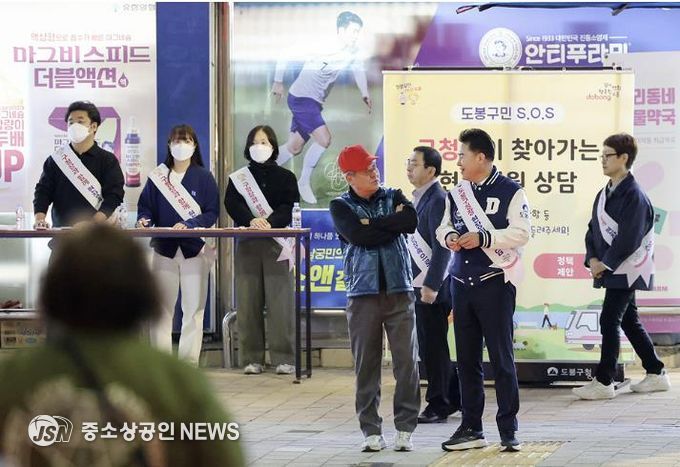 오언석 도봉구청장이 구민들로부터 생활불편 사항을 접수하고 있다