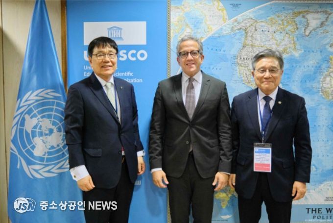 면담 후 기념 촬영하는 허민 국가유산청장(오른쪽), 칼레드 엘에나니 신임 유네스코사무총장(가운데), 이병현 제48차 세계유산위원회 의장(11월 25일 유네스코 본부)